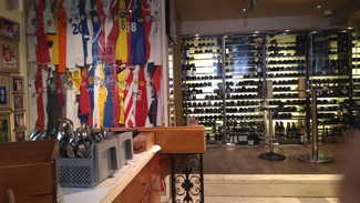 La única pared que no tenía fotos era la de la vinoteca