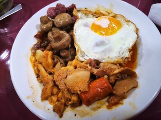 Callos, huevo y longaniza con champis