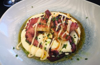 Con el pulpo a la brasa y allioli