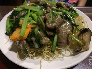 Ternera con setas, bambú, verdura y fideos chinos.