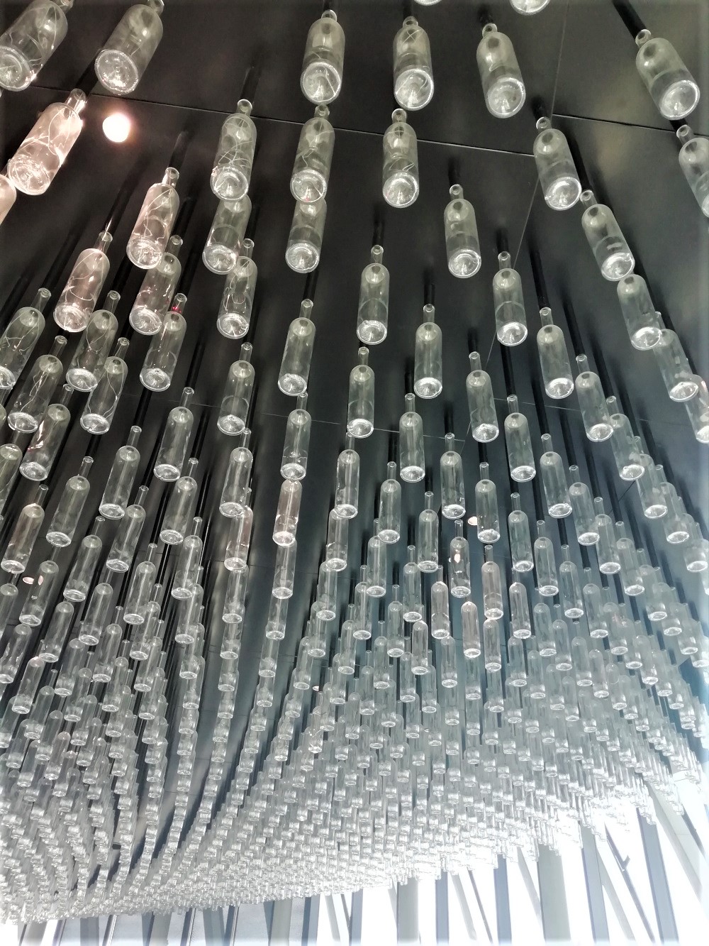 botellas en la ciudad del vino en Burdeos