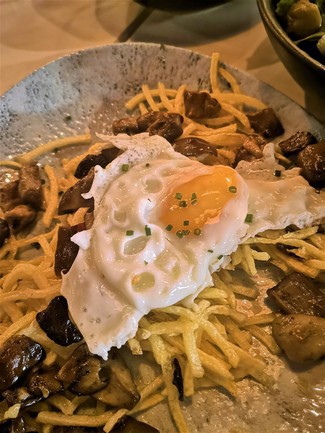 Huevos rotos con boletus y trufa