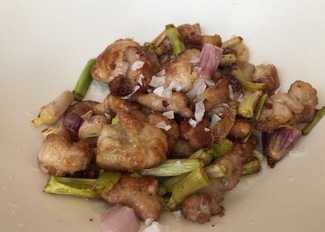 Mollejas con ajos tiernos