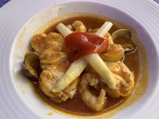 Cazuela de rape y gambas