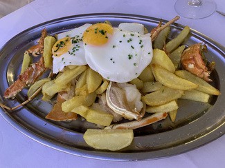 Langosta frita con patatas y huevos