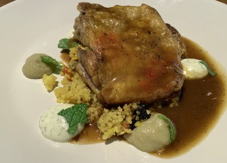 Cordero de la isla, cous cous de verduras, puréde berenjena y yogur