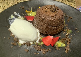 Foundant de chocolate caliente, crema de frutas de la pasión y helado de leche de vaca de Menorca