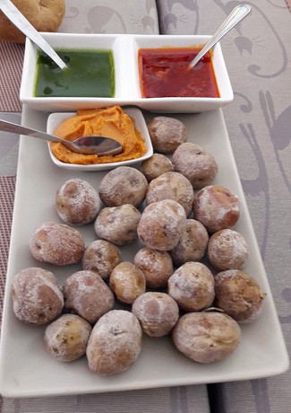 Papas arrugadas con mojo verde, rojo y almogrote
