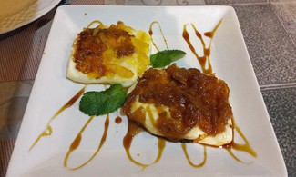 Asado de queso de cabra con mermelada de jengibre y cebolla caramelizada