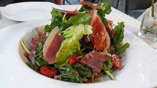 Ensalada de rúcula, jamon ibérico, queso curado canario, tomate seco y vinagreta