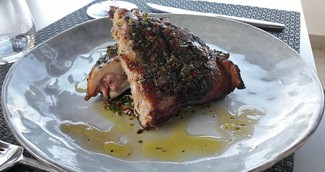 Costillar de cochino a baja temperatura, terminado en brasa y lacado con chimichurri de miel.