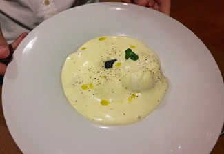 Huevos rotos a nuestra manera : flor de huevo, chorizo ibérico y espuma de papa