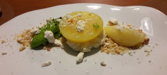 Piña asada en texturas, crumble de coco y cremoso de chocolate blanco/cilantro