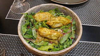 Gyozas de cochino negro, con ensalada de brotes asiáticos, frambuesa lio y cebolleta