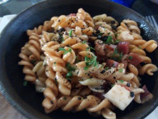 Ensalada de pasta con jamón y queso