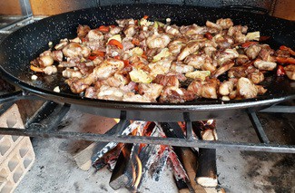 Preparativos de la paella de leña