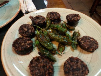 Morcilla con pimientos de Padrón