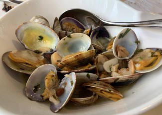 Almejas reales al ajillo con piñones