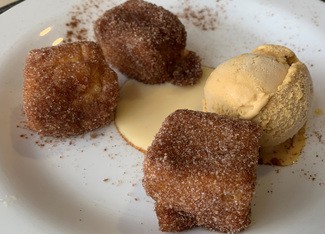 Leche frita con helado de turrón