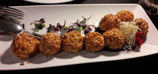 Ferrero Roché de centolla sobre mermelada de fresas con tinta de calamar