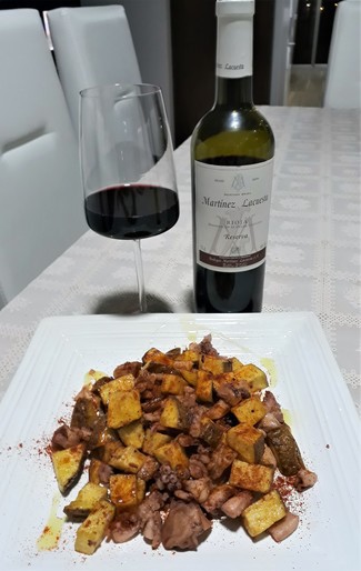 Con el pulpo con patatas y pimentón
