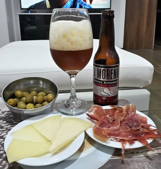Con las olivas, el queso y el jamón