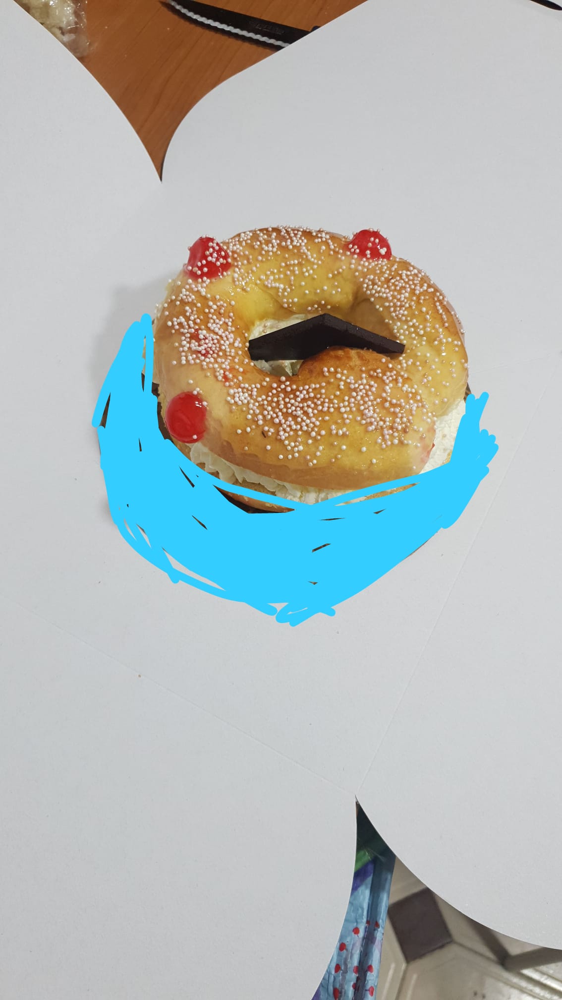 mini roscon con onza de chocolate y perlitas decorativas