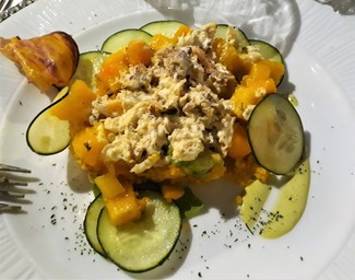 Ensalada de cangrejo, mango y pepino