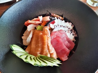 Chirashi sushi
