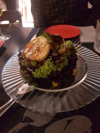 Ensalada de mango confitado con queso de cabra, bacon caramelizado y reducción de Oporto