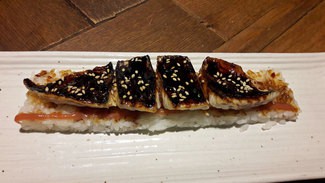 Caballa laqueda con arroz sushi
