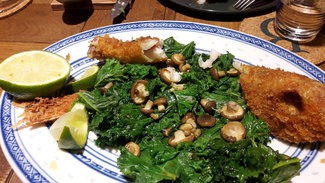 Detalle base del salmonete :lecho de ensalada y setas