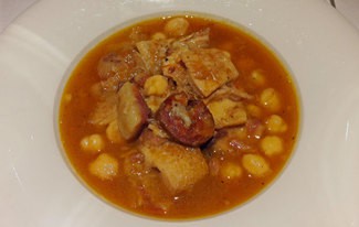 Callos de Ca L'Isidre con chorizo y garbanzos.