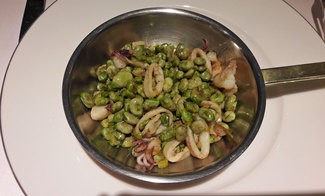 Habitas salteadas, calamarcitos de playa y ajos tiernos a la menta