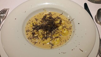 Gnochis a la crema de foie y trufa melanosporum de Teruel