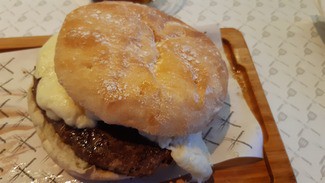 Hamburguesa con setas y Provolone