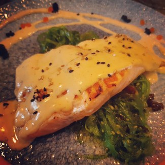 Salmón a la plancha sobre Wakame con mayonesa de Kimchi