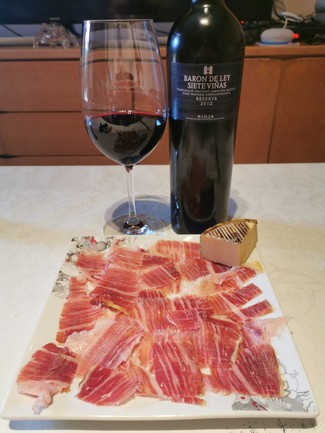 Con el jamón ibérico y el queso
