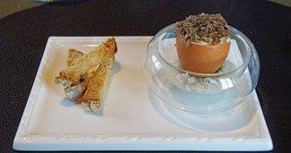 Huevo, queso y trufa tuber melanosporum