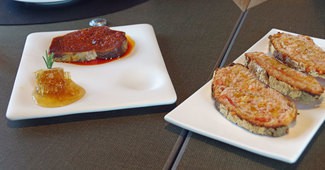 Sobrasada con panal de miel y pan con tomate