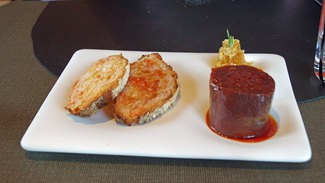 Sobrasada con panal de miel y pan con tomate. Ración individual.