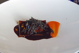 Liebre con trufa tuber melanosporum y calabaza