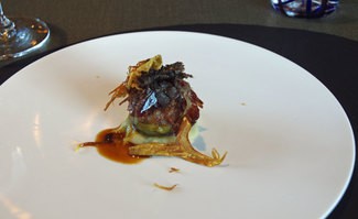 Alcachofa rellena de butifarra del perol y trufa melanosporum