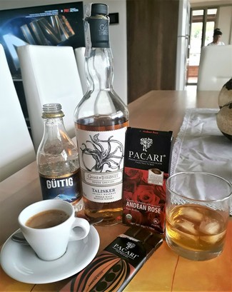 Con el café y el chocolate con esencia de rosas