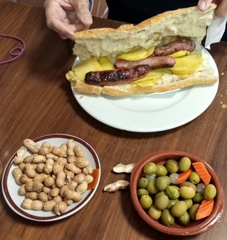 embutido y patatas fritas