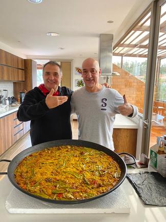 Paella terminada con el amigo Antonio