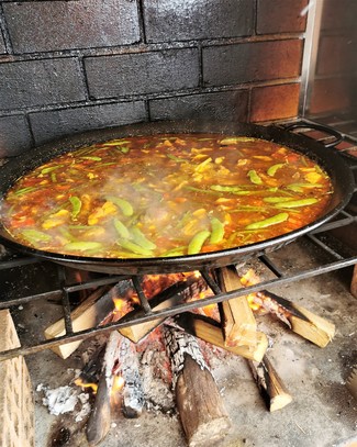Paella de leña en marcha
