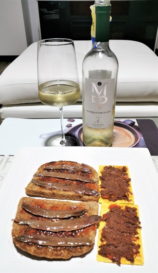Con las tostas (anchoas y crema de morcilla y piñones)