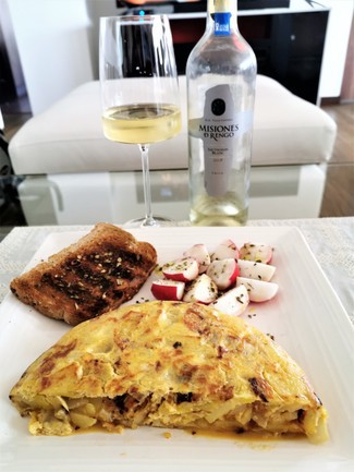 Con la tortilla de patata y cebolla