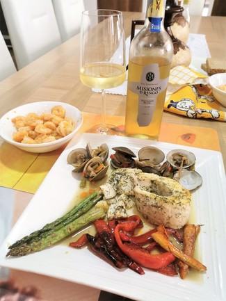 Con el angelote, las almejas y las gambas